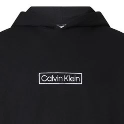 Sweat à Capuche Calvin Klein Noir Avec Logo Brodé -Passons à la mode masculine ! 101418 126445vt sweat noir col a capuche avec logo rectangulaire blanc au centre 04 600x600