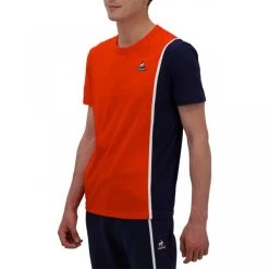 Le Coq Sportif T-shirt Col Rond Coq Sportif En Coton Rouge Avec Logo Iconique Brodé Et Parties Bicolores -Passons à la mode masculine ! 104813 137931vt t shirt a col rond coq sportif en coton rouge avec logo iconique brode et parties bicolores 03 600x600