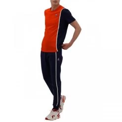 Le Coq Sportif T-shirt Col Rond Coq Sportif En Coton Rouge Avec Logo Iconique Brodé Et Parties Bicolores -Passons à la mode masculine ! 104813 137931vt t shirt a col rond coq sportif en coton rouge avec logo iconique brode et parties bicolores 05 600x600