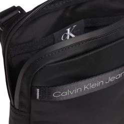 Calvin Klein Jeans Sacoche Calvin Klein Noire -Passons à la mode masculine ! 105657 136404vt sacoche calvin klein noire 03 600x600