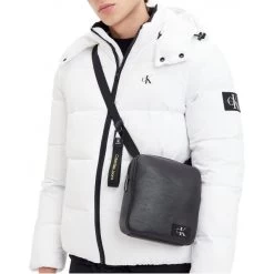 Sacoche Reporter Calvin Klein Aspect Cuir Noir à Dos En Mesh Uni Et Bandoulière Ajustable -Passons à la mode masculine ! 105658 136403vt sacoche reporter calvin klein aspect cuir noir a dos en mesh uni et bandouliere ajustable 04 600x600