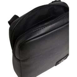 Sacoche Reporter Calvin Klein Aspect Cuir Noir à Dos En Mesh Uni Et Bandoulière Ajustable -Passons à la mode masculine ! 105658 136403vt sacoche reporter calvin klein aspect cuir noir a dos en mesh uni et bandouliere ajustable 07 600x600