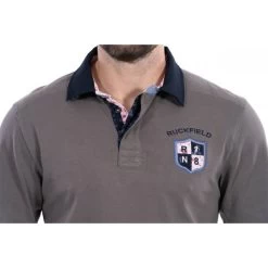 Polo Manches Longues à Col Boutonné Ruckfield En Coton Marron Avec Logo Brodé -Passons à la mode masculine ! 106107 135747vt polo manches longues a col boutonne ruckfield en coton marron avec logo brode 03 600x600