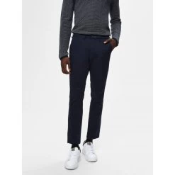 Pantalon Selected Avec Une Coupe Slim En Coton Biologique Marine -Passons à la mode masculine ! 110336 109500vt pantalon selected avec une coupe slim en coton biologique marine 03 600x600