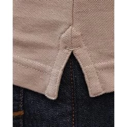 Polo Mise Au Green En Maille Piquée De Coton Beige Présentant Une Coupe Droite à Fentes D'aisance Et Un Col 2 Boutons -Passons à la mode masculine ! 110593 143207vt polo mise au green en maille piquee de coton beige presentant une coupe droite a fentes d aisance et un col 2 boutons 04 600x600