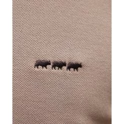 Polo Mise Au Green En Maille Piquée De Coton Beige Présentant Une Coupe Droite à Fentes D'aisance Et Un Col 2 Boutons -Passons à la mode masculine ! 110593 143207vt polo mise au green en maille piquee de coton beige presentant une coupe droite a fentes d aisance et un col 2 boutons 05 600x600