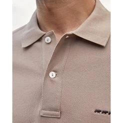 Polo Mise Au Green En Maille Piquée De Coton Beige Présentant Une Coupe Droite à Fentes D'aisance Et Un Col 2 Boutons -Passons à la mode masculine ! 110593 143207vt polo mise au green en maille piquee de coton beige presentant une coupe droite a fentes d aisance et un col 2 boutons 06 600x600