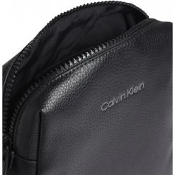 Calvin Klein Jeans Sacoche Ajustable Calvin Klein Noire -Passons à la mode masculine ! 111000 144649vt sacoche ajustable calvin klein noire 04 600x600