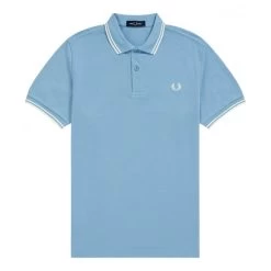 Polo En Maille Piquée Fred Perry En Coton Avec Manches Courtes Et Col Boutonné Ciel -Passons à la mode masculine ! 111473 145743vt polo en maille piquee fred perry en coton avec manches courtes et col boutonne ciel 02 600x600
