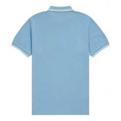 Polo En Maille Piquée Fred Perry En Coton Avec Manches Courtes Et Col Boutonné Ciel -Passons à la mode masculine ! 111473 145743vt polo en maille piquee fred perry en coton avec manches courtes et col boutonne ciel 03 600x600