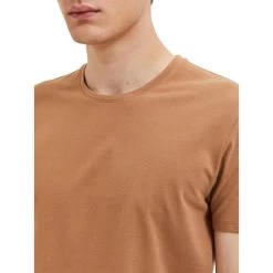 T-shirt Col Rond Selected En Coton Biologique Mélangé Avec Manches Courtes Camel -Passons à la mode masculine ! 111833 145173vt t shirt col rond selected en coton biologique melange avec manches courtes camel 04 600x600
