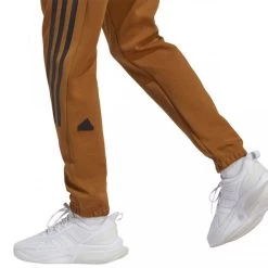 Jogging Adidas Bronze Regular Fit En Matières Recyclées à Bandes Latérales Noires -Passons à la mode masculine ! 111990 144904vt jogging adidas bronze regular fit en matieres recyclees a bandes laterales noires 05 600x600