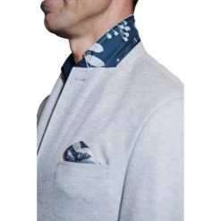 Blazer Avec Manches Longues Et Col Cubain Hafnium Gris Clair -Passons à la mode masculine ! 114291 147836vt blazer avec manches longues et col cubain hafnium gris clair 04 600x600