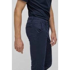 Pantalon Boss En Coton Stretch Bleu Marine à Une Coupe Slim Fit -Passons à la mode masculine ! 116387 143906vt pantalon boss en coton stretch bleu marine a une coupe slim fit 03 600x600