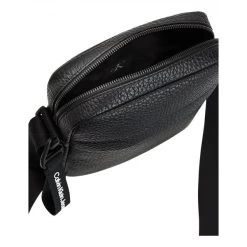 Calvin Klein Jeans Sacoche à Bandoulière Calvin Klein Noire Effet Grainé -Passons à la mode masculine ! 98350 126325vt sacoche a bandouliere calvin klein noire effet graine 03 600x600