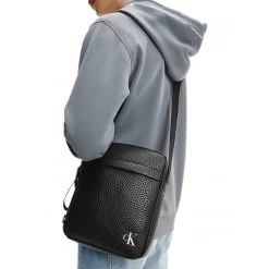 Calvin Klein Jeans Sacoche à Bandoulière Calvin Klein Noire Effet Grainé -Passons à la mode masculine ! 98350 126325vt sacoche a bandouliere calvin klein noire effet graine 04 600x600